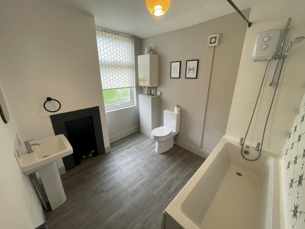 Lot: 152 - TWO-BEDROOM MID-TERRACE HOUSE - Bathroom with W.C.